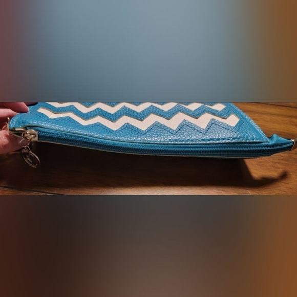 Jingpin Chevron clutch‎ wristlet - Picture 5 of 6